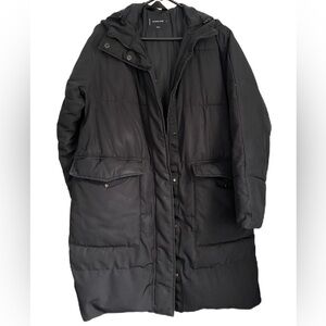 Everlane Black Essential Puffer Jacket
Size Medium